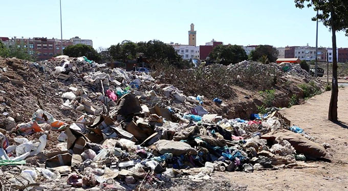 عمدة البيضاء مطالبة بالانكباب على مشكل بقايا البناء في الحي الحسني